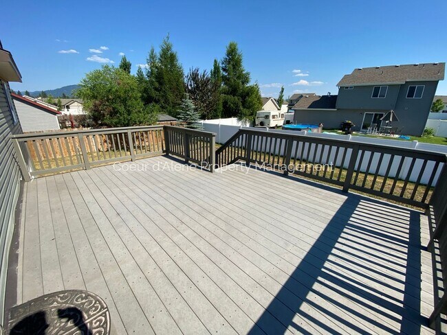 Building Photo - 3 bed house w/ family room in The Landings!