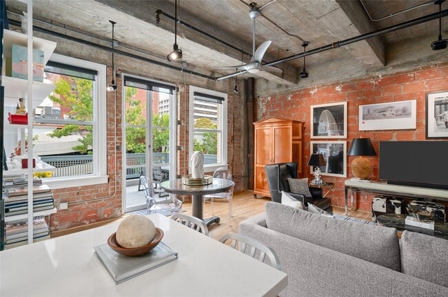 Building Photo - 204 Travis St