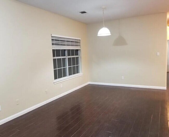 Building Photo - 2801 Southampton Way