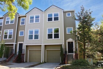 Building Photo - Stunning Forest Heights Home with Washer/D...