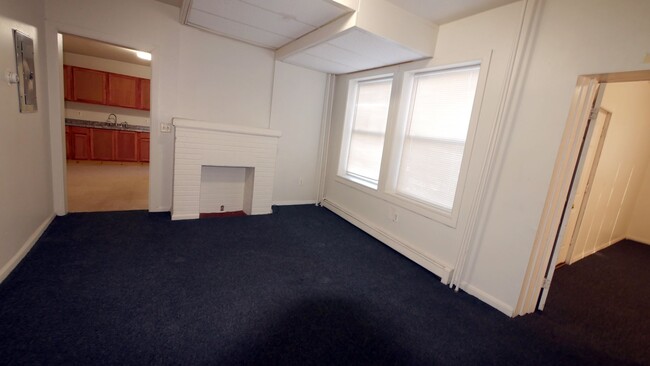 Building Photo - Updated large 2BR 1BA home with driveway p...