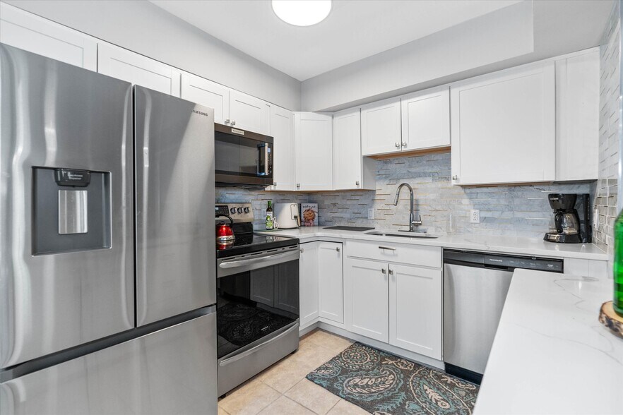 Building Photo - 305 E 9th St