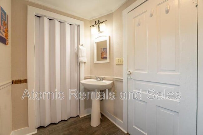 Building Photo - 703 W 2nd Ave