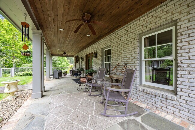 Building Photo - Charming Furnished Estate with Full-Servic...