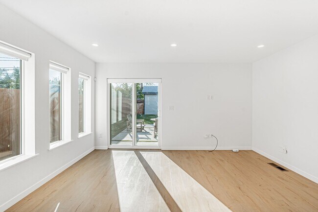 Building Photo - Contemporary 3BD, 2.5BA Edgewood Home with Fenced Yard and Carport