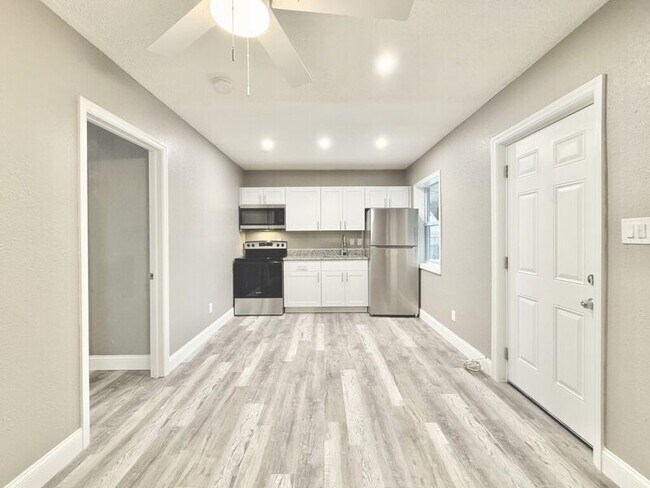 Building Photo - 932 22nd St S