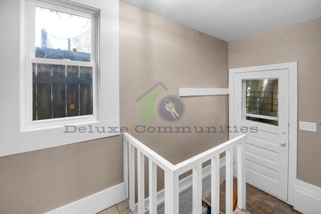 Building Photo - Remodeled 3BR + Flex Room | Steps from Leo...