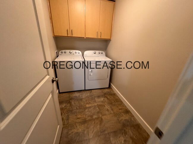 Building Photo - 2 bedroom 2.5 bath townhouse in Cal Young Area