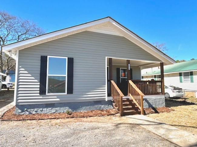 Building Photo - Gorgeous Remodel in Guntersville!