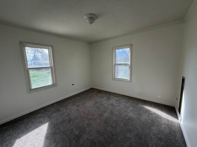 Building Photo - Clean, Updated Home with Large Yard in Klamath Falls