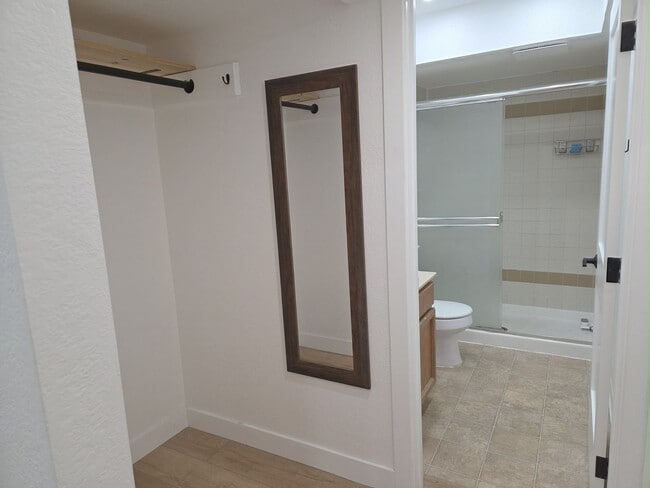 Building Photo - Top floor update 2 bed 2 bath condo in gre...