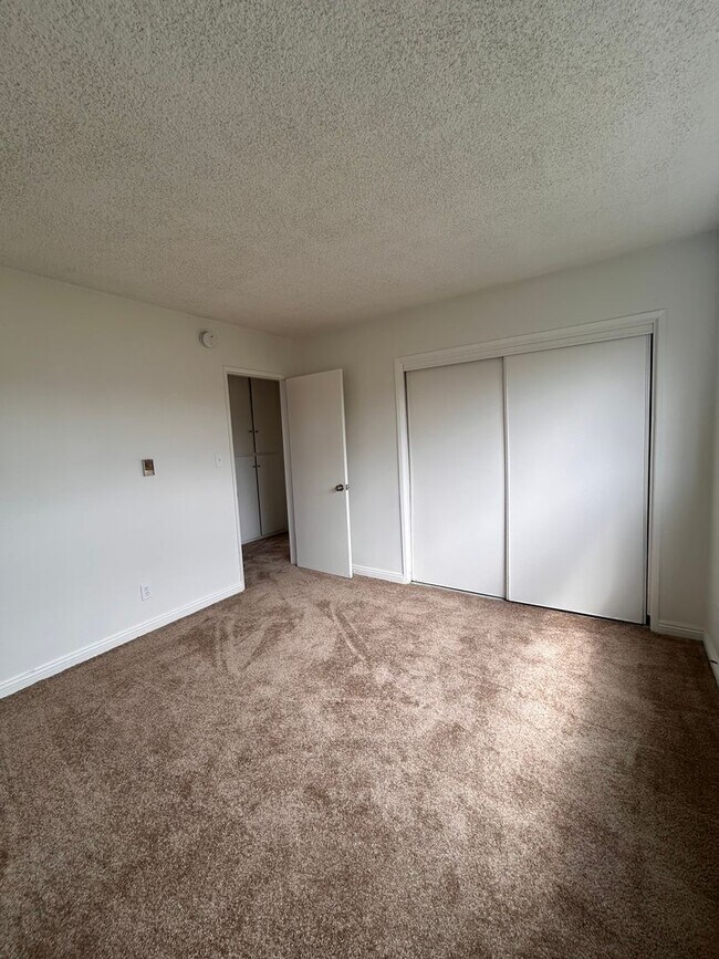 Building Photo - 220 W Hillcrest Blvd