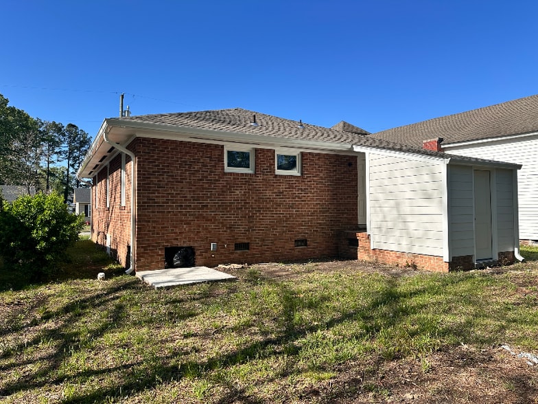 Building Photo - 806 E Highland Ave