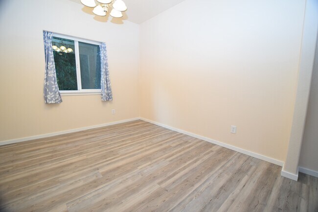Building Photo - 18528 SW Mcclarey Dr