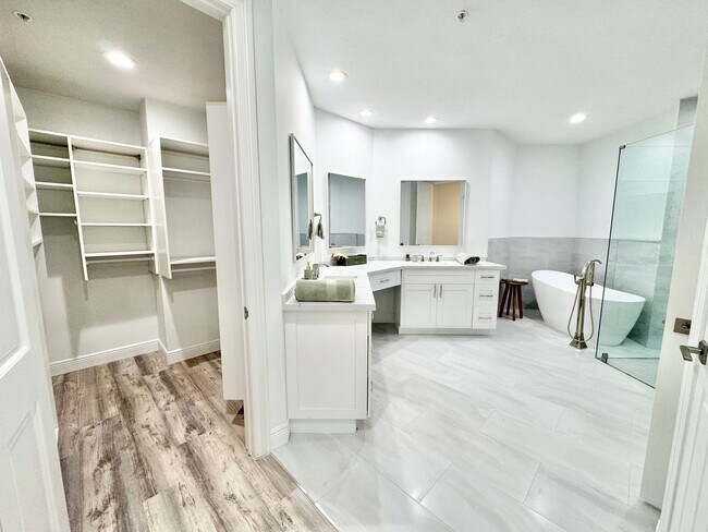 Building Photo - ** COLONADE ** PARK SHORE ** MOORINGS ** 3...