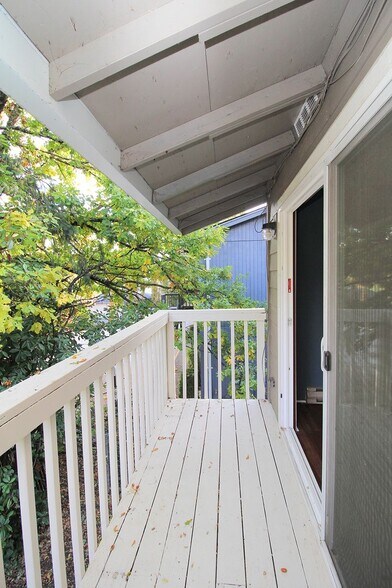 Building Photo - 5704 SW Beaverton Hillsdale Hwy