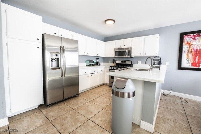 Building Photo - 3833 Via Lucia Dr