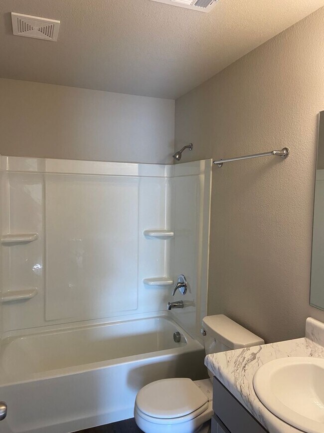 Building Photo - Pre-Leasing Now: Comfortable 3-Bedroom, 2-Bath Duplex in Fairview Haven