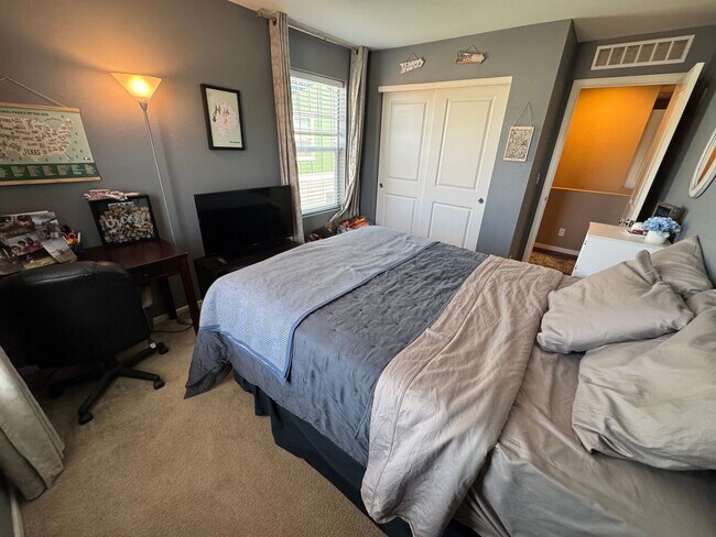 Building Photo - Modern & Light-Filled Home in Central Park – Prime Location