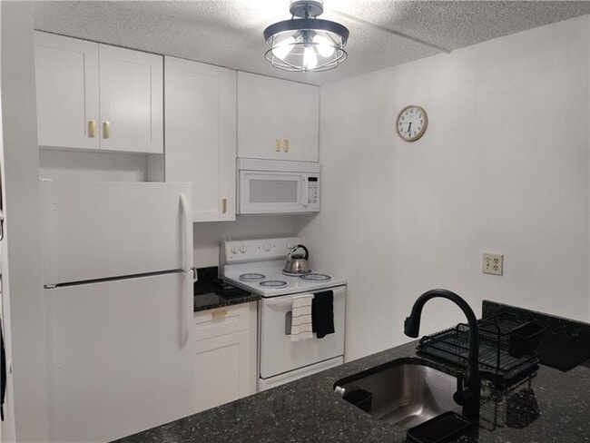 Building Photo - 2771 Riverside Dr