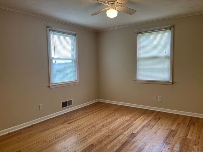 Building Photo - Single-level, 2-beds 1-bath house in New B...