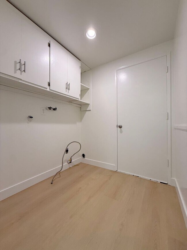 Building Photo - Costal Living - Pride of Ownership Neighbo...