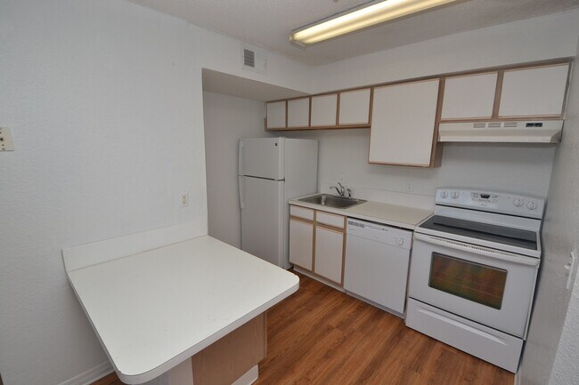 Building Photo - 1/1 Condo in Villas Del Sol ~ Gated Comm w/ Resort-Style Amenities!