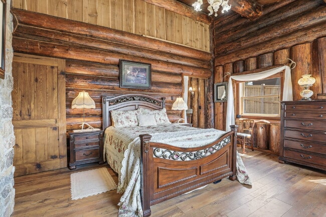 Building Photo - 2BR, 2BTH Executive Log Cabin Living Overlooking Carlin Bay on Lake Coeur d'Alene