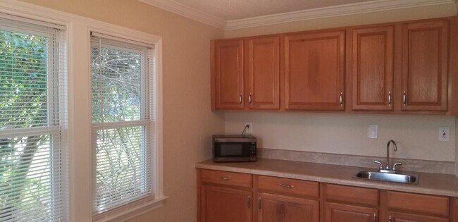 Building Photo - 415 Greenbriar Dr
