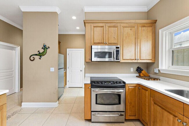 Building Photo - 1232 W Lagoon Ave