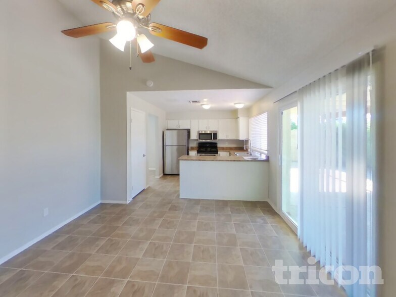 Building Photo - 5651 W Cheryl Dr