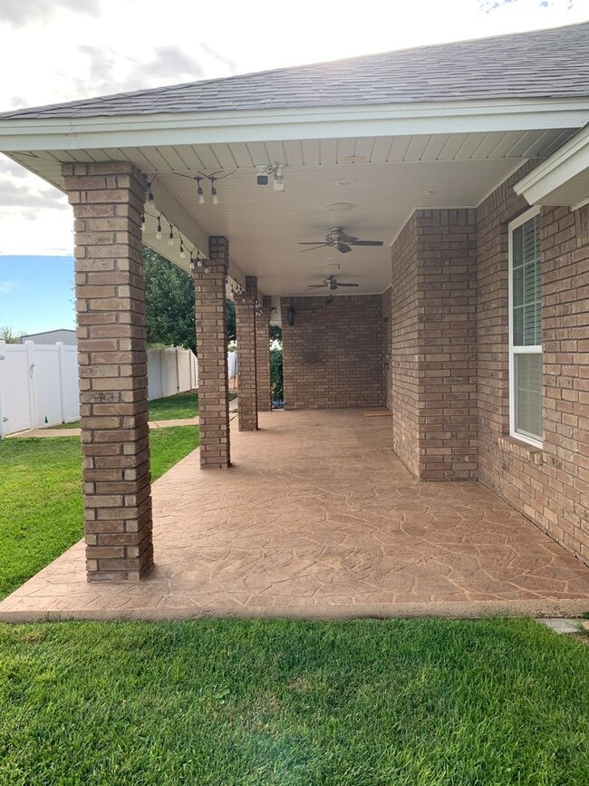 Building Photo - 4 bedroom 21/2 bath home