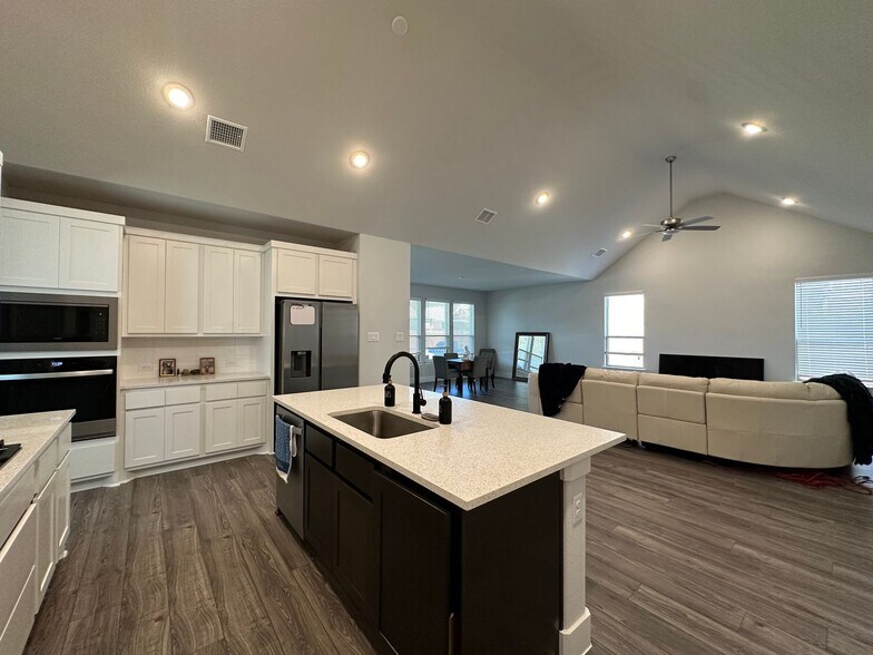 Building Photo - 2189 Glacier Dr