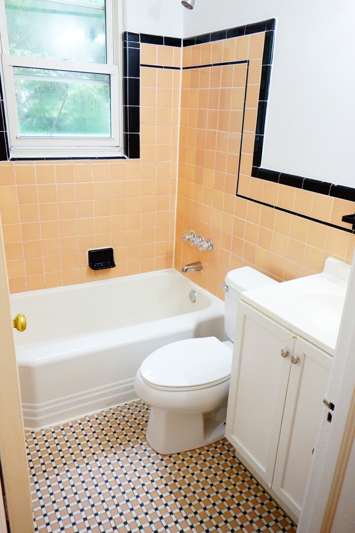 Building Photo - 8210 Greenwood Ave