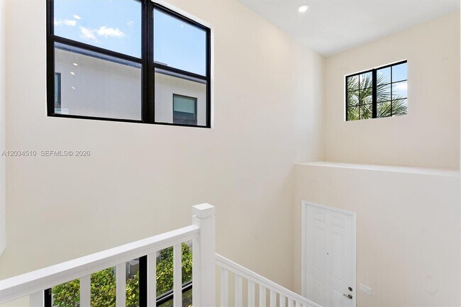 Building Photo - 2485 Primrose Pl