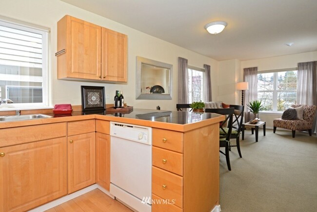 Building Photo - North Greenlake 3-bed 1.75-bath Town House