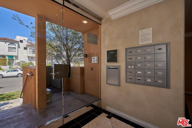 Building Photo - 4822 Elmwood Ave
