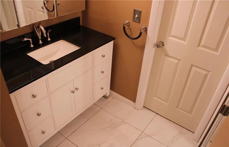 Building Photo - 203 SE 15th Pl