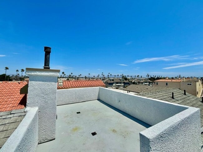 Building Photo - 108 Los Feliz St