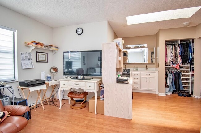 Building Photo - 6640 Thornhill Ct