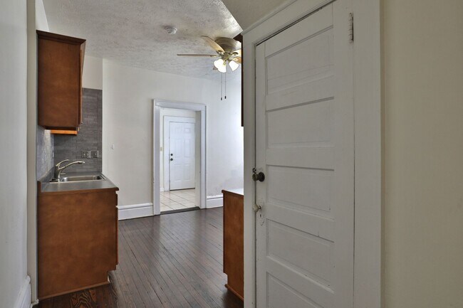 Building Photo - 4 Bedroom , 2 Bath Newly Renovated Townhouse - Right off of High St - FREE Washer / Dryer and Off...