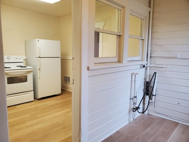 Building Photo - 3 bdrm, 1 bath home for $1995 Rent