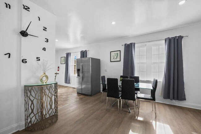 Building Photo - 4878 Tarnow St