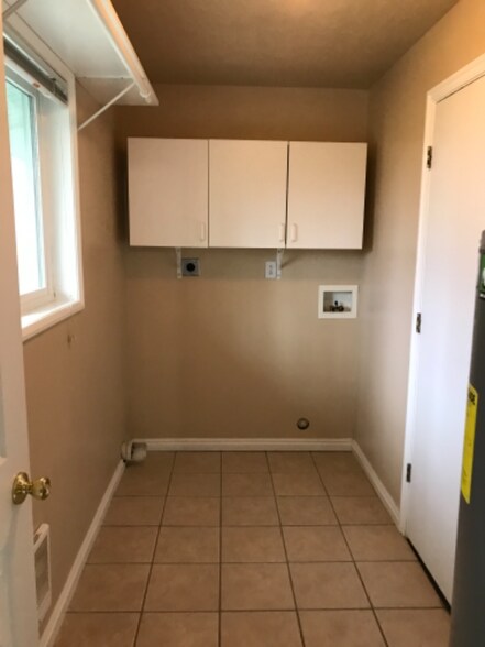 Building Photo - 3850 Hawthorne Rd