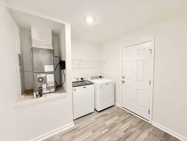 Building Photo - 4378 Jitterbug St