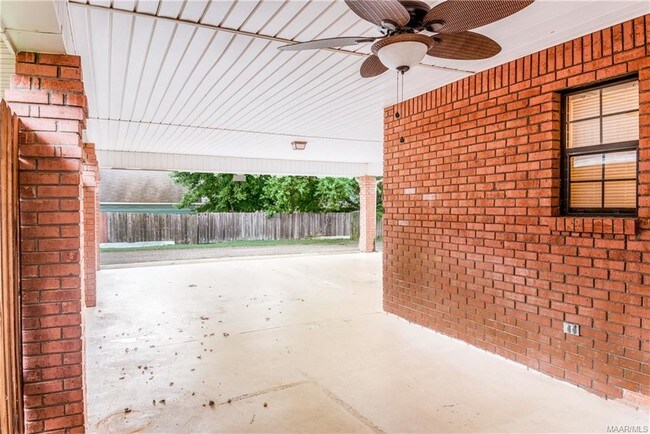 Building Photo - 611 Sheila Blvd