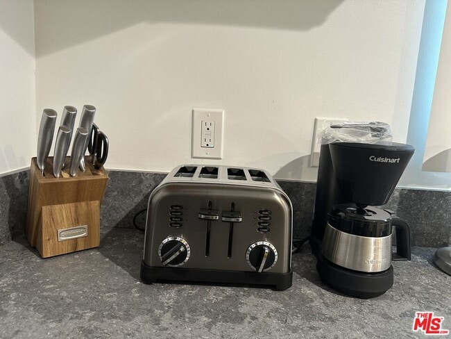 Building Photo - 10509 S Van Ness Ave