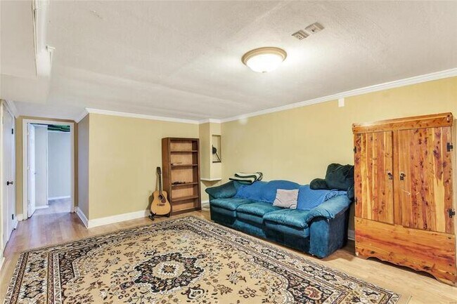 Building Photo - Fantastic 3bd/2ba home! Let yourself in!