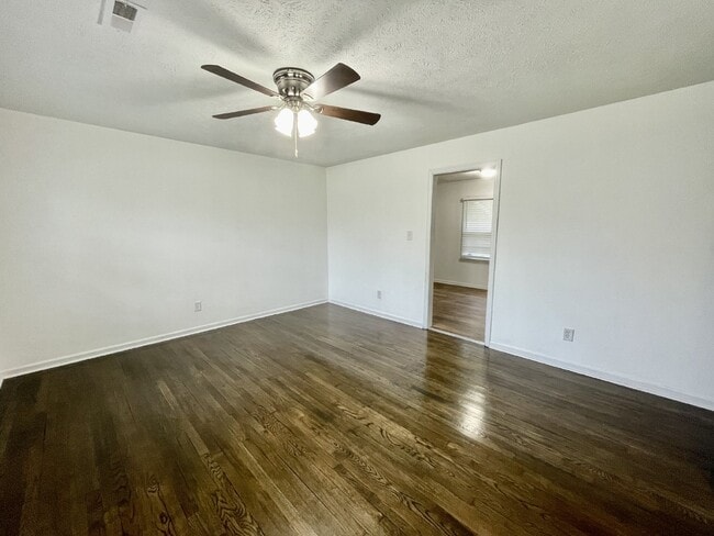 Building Photo - 3 Bed, 2 Bath Nest Near Cape Fear Valley