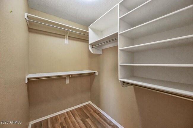Building Photo - 10930 W Wilshire Dr